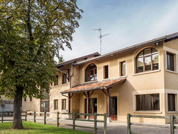 Votre avis compte : participez à l’évaluation du projet social de la Maison des habitants ! Depuis le 1er mars 2023, le Centre social Michel Colucci est officiellement devenu la Maison des habitants Michel Colucci. Cette transformation marque une nouvelle étape : celle d’un lieu encore plus ouvert à tous, favorisant la participation des habitants et le développement de projets en lien avec leurs besoins. La Maison des habitants propose une offre transversale et complémentaire, axée sur l’humain, la solidarité et le vivre-ensemble. Elle regroupe désormais plusieurs services ou pôles : enfance (3-12 ans), jeunesse (11-17 ans), scolaire, familles-ludothèque-intergénérationnel et accueil-inscriptions.